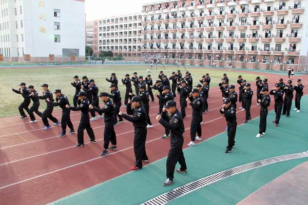 增强军事治理，，，，，，提升学生素质