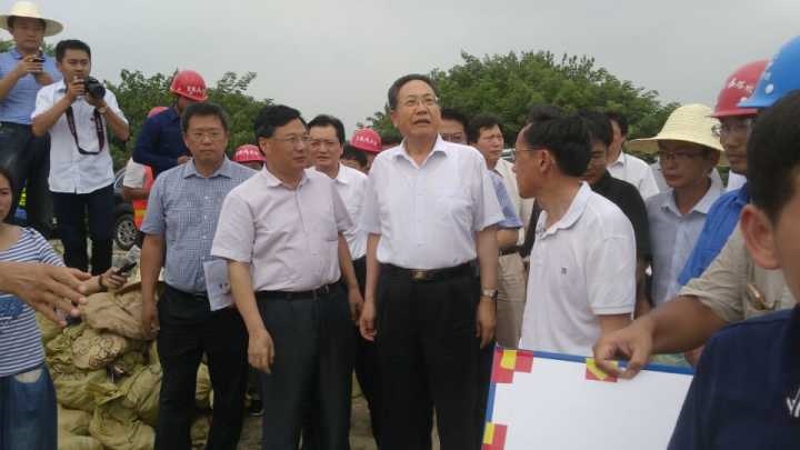 省长李锦斌一行深入十五里河抗洪抢险现场慰问并指导事情