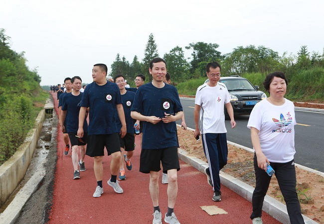 庆幸筑路人，，，携手配合行