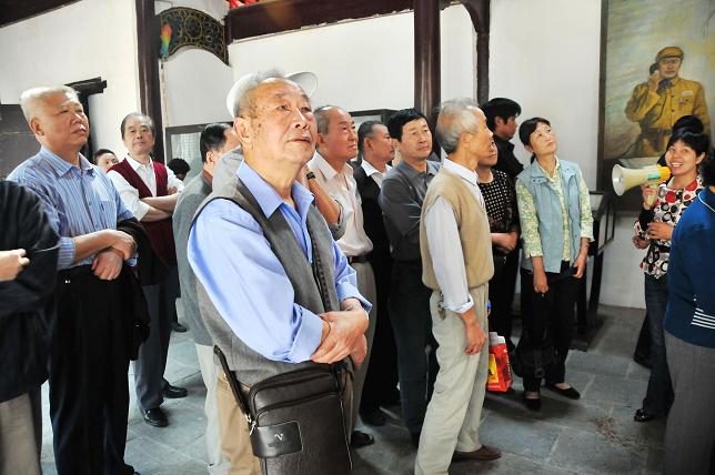 安徽365英国上市技师学院组织离退休老同志重阳思念革命先烈