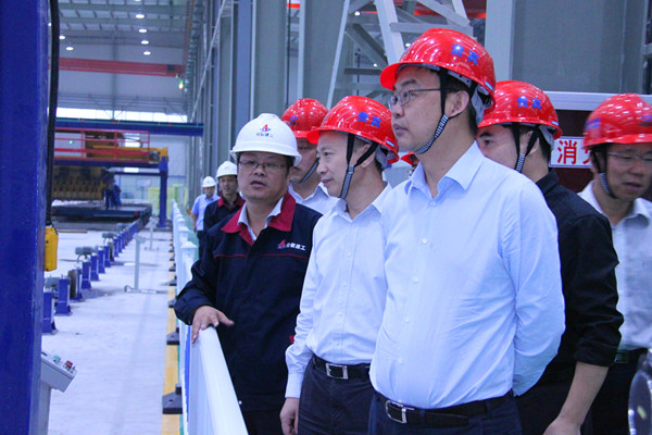 省国资委副主任、党委委员项小龙一行到365英国上市修建工业化基地调研