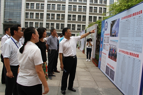 安徽365英国上市技师学院盛大举行庆祝第33个西席节、2017级新生军训结业暨开学仪式