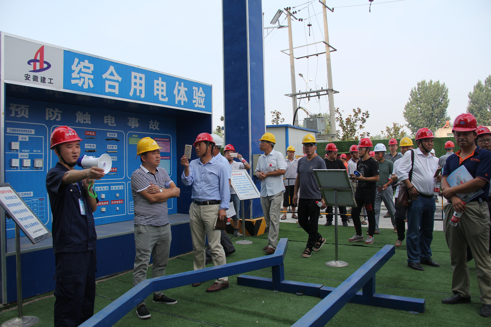 淮南市重点局重点工程建设现场观摩及考评转达会在安徽365英国上市淮南工人文化宫项目举行
