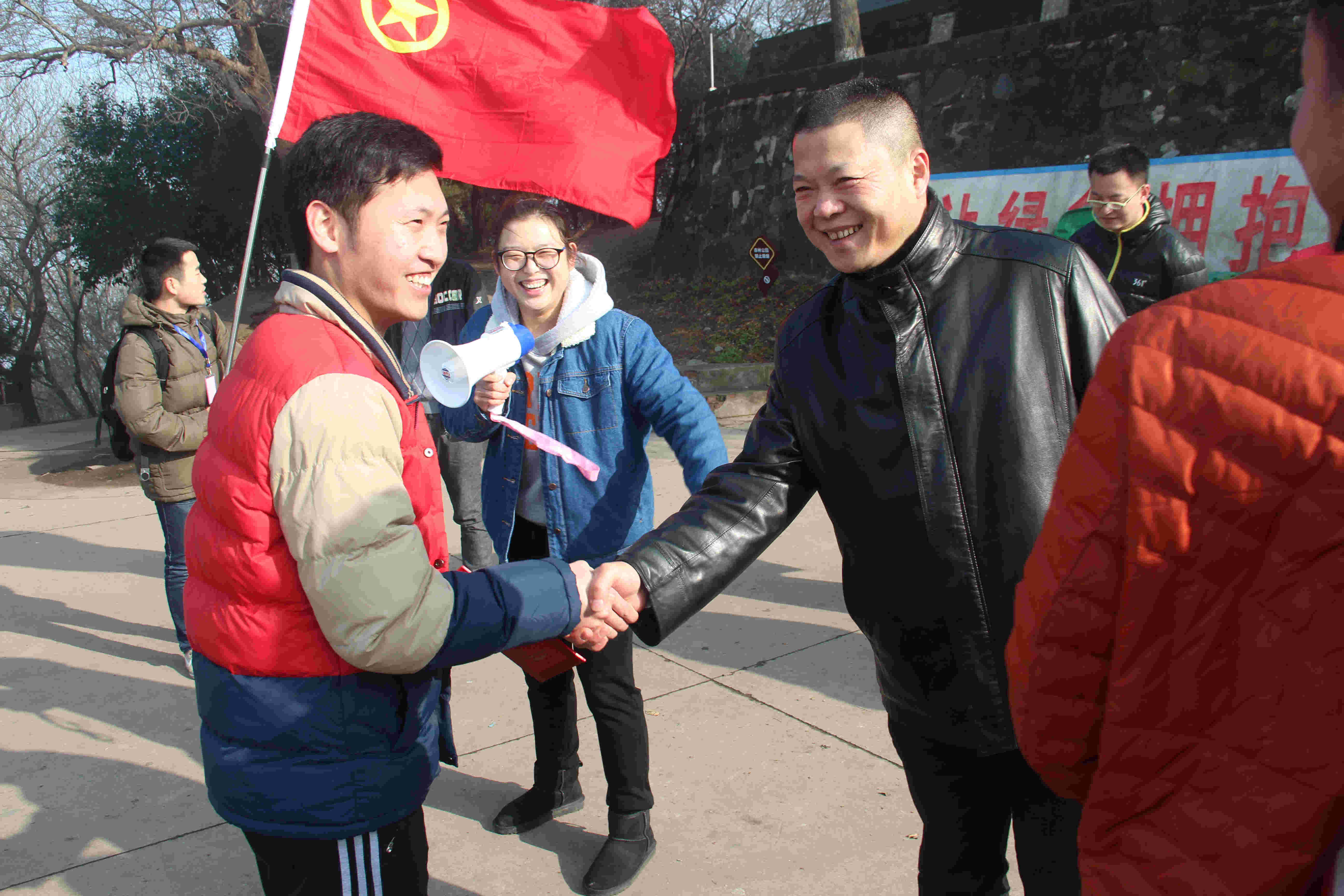 安徽二建公司举行青年爬山活动