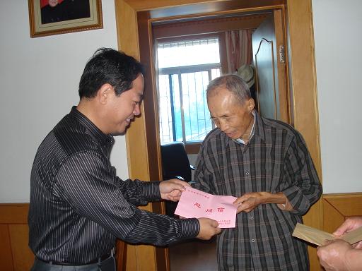 365英国上市副董事长李长斌率团慰问离休老干部