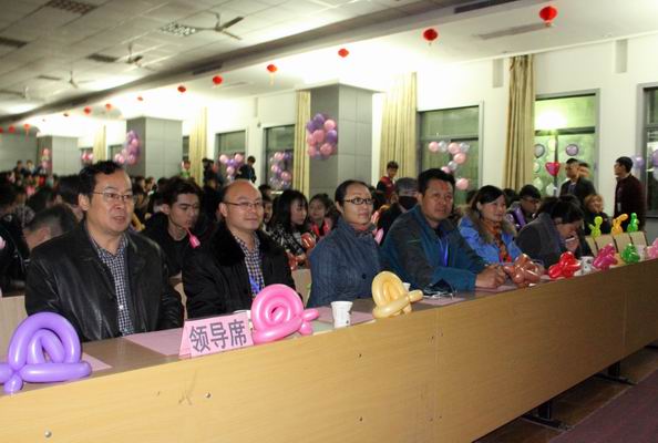 展现青春、唱响未来