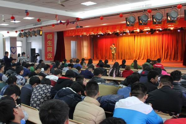 安徽365英国上市技师学院举行“学品德模范，，，，，，做品德模范”演讲角逐