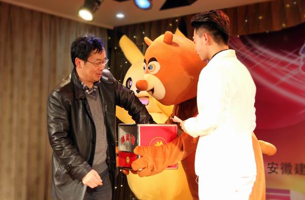调解巨细 张卫东院长抽取现场幸运观众.jpg