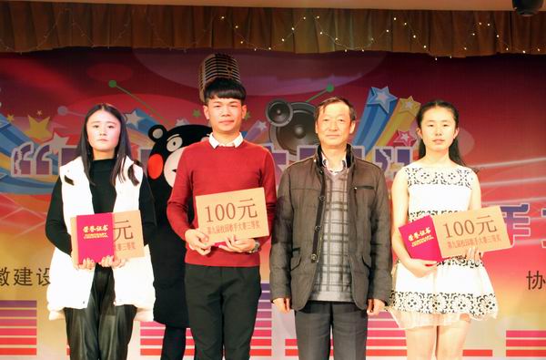 调解巨细 吴良照书记给获得三等奖的选手颁奖.jpg