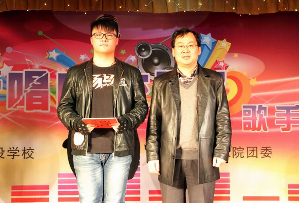 调解巨细 张卫东院长给获得一等奖的选手颁奖.jpg
