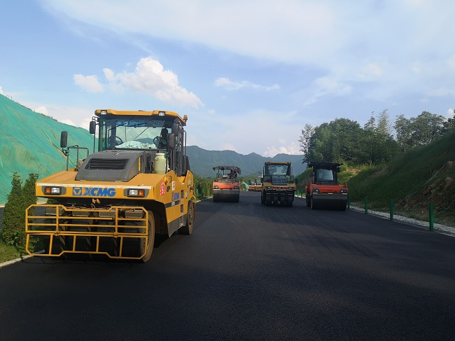 【奋战劳动竞赛 献礼百年华诞】路桥集团芜黄路面02标全力冲刺通车收官战 