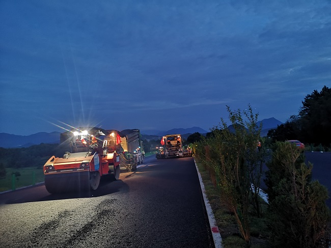 【奋战劳动竞赛 献礼百年华诞】路桥集团芜黄路面02标全力冲刺通车收官战 