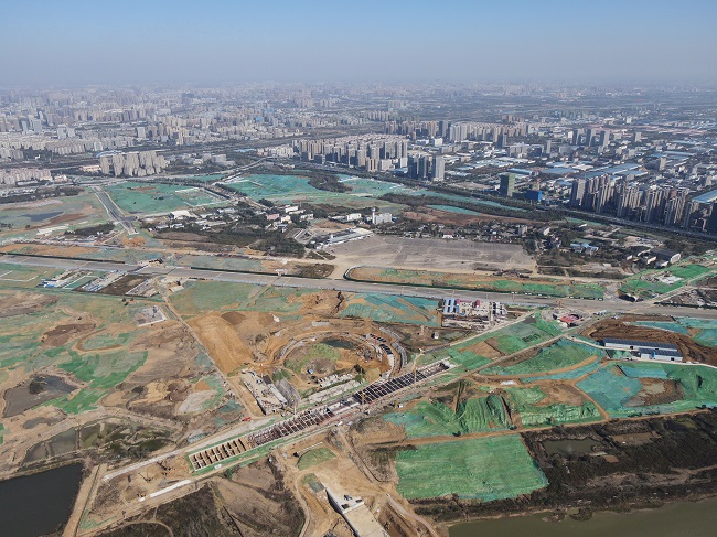 【奋战劳动竞赛 献礼百年华诞】路桥集团花园大道项目下穿骆岗机场主跑道顶进工程顺遂始发