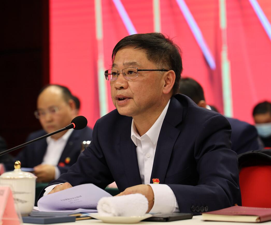 张晓林主持聚会并讲话.jpg