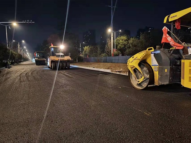 【奋战劳动竞赛 献礼百年华诞】路桥集团马鞍山九华路项目启动二阶段沥青摊铺施工 