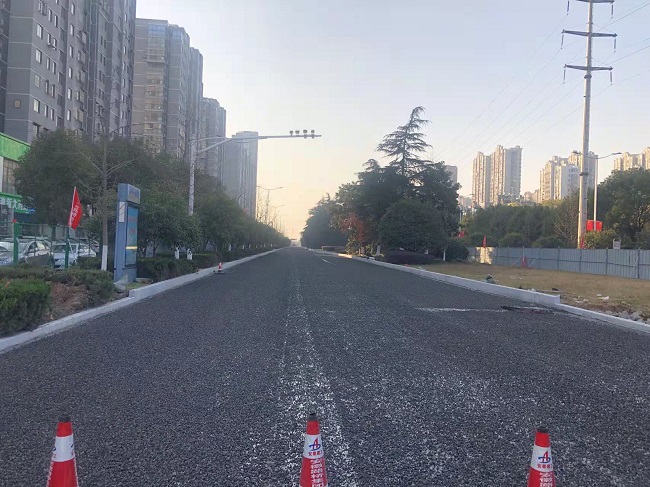【奋战劳动竞赛 献礼百年华诞】路桥集团马鞍山九华路项目启动二阶段沥青摊铺施工 