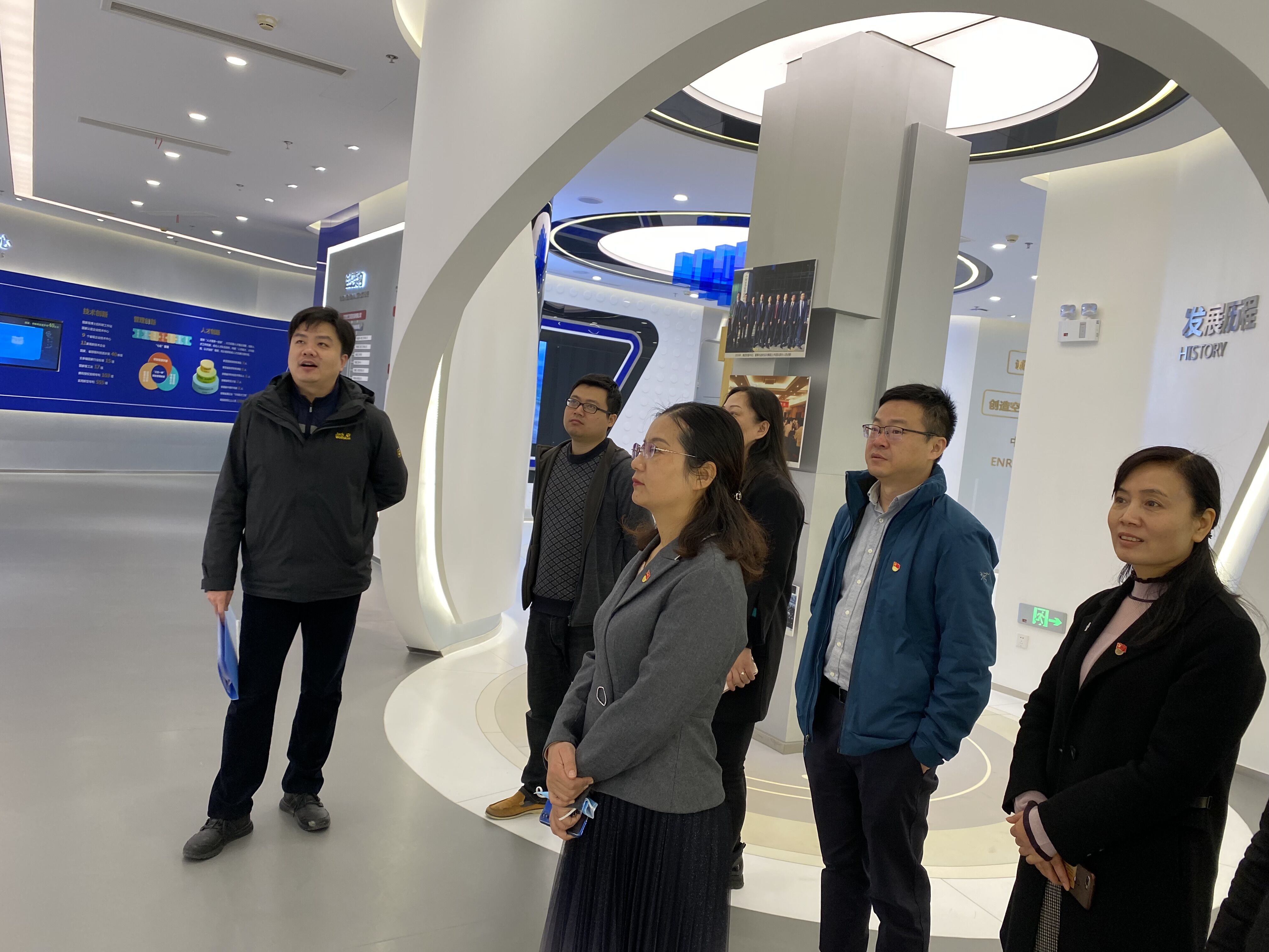 机关一支部组织审计职员旅行集团展厅