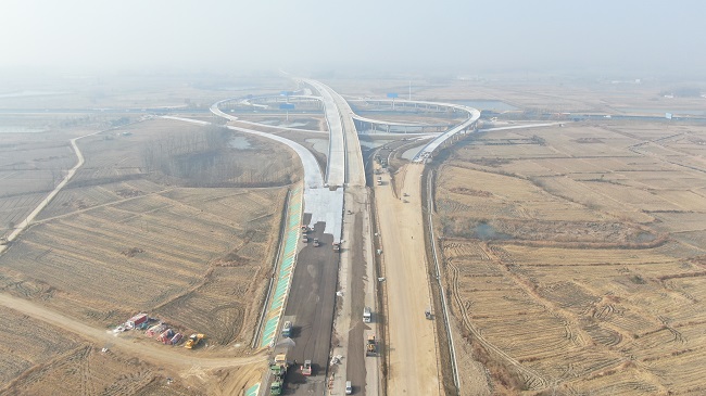 【奋战劳动竞赛 献礼百年华诞】路桥集团滁天高速04标完成水稳下下层摊铺施工使命 
