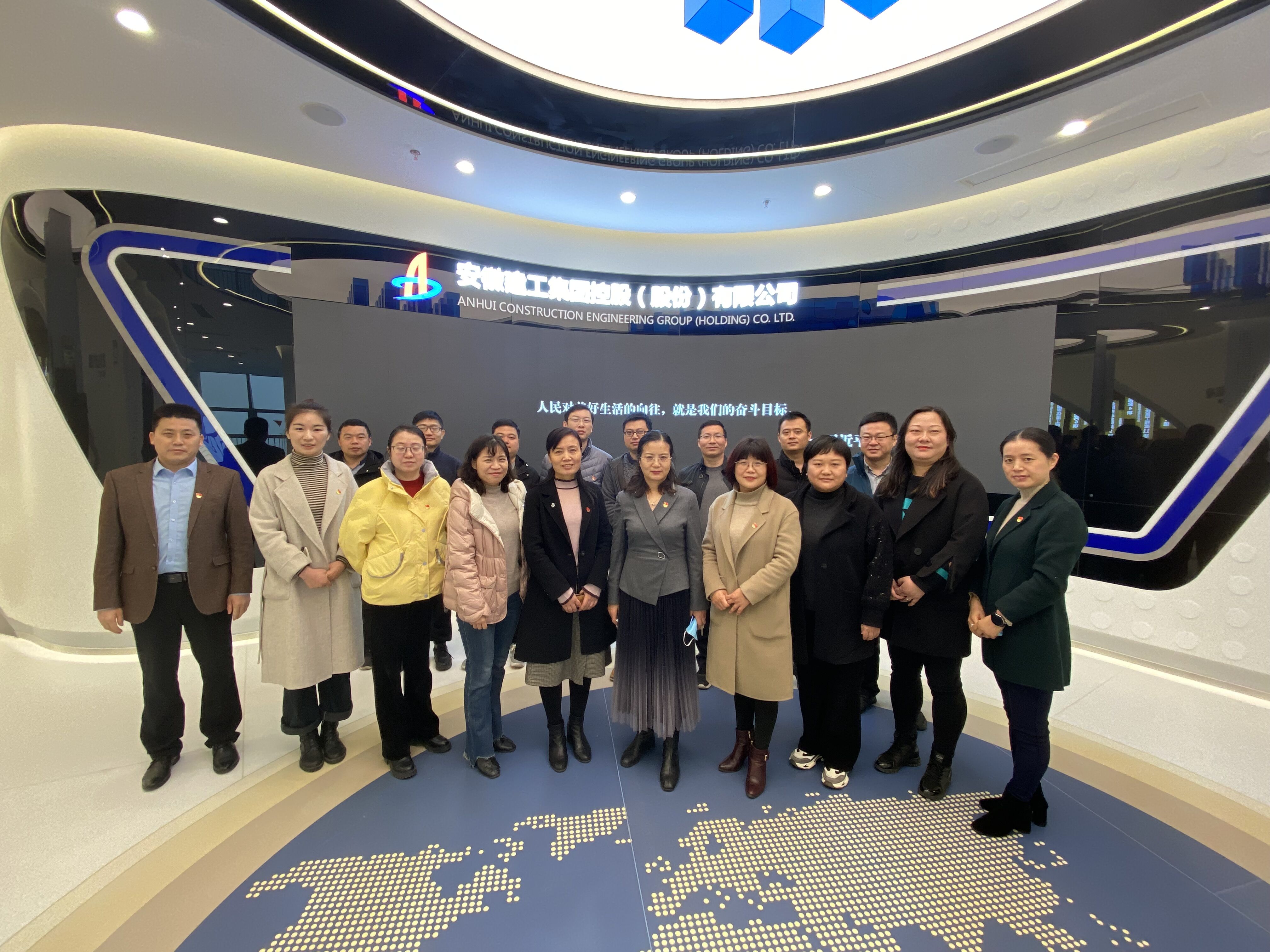 机关一支部组织审计职员旅行集团展厅