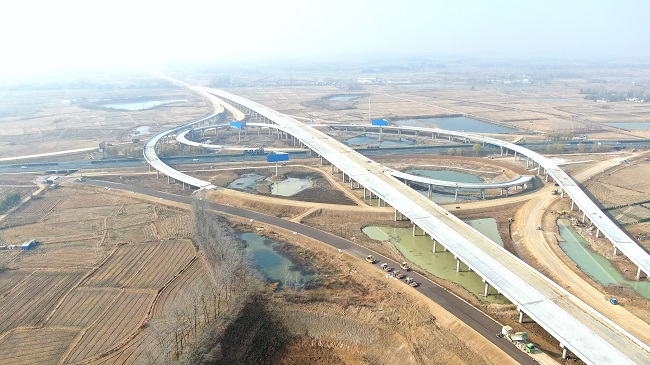 【奋战劳动竞赛 献礼百年华诞】路桥集团滁天高速04标完成水稳下下层摊铺施工使命 