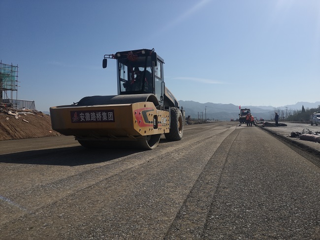 【奋战劳动竞赛 献礼百年华诞】提前8天！路桥集团G530-02标圆满完成暂时通车使命 