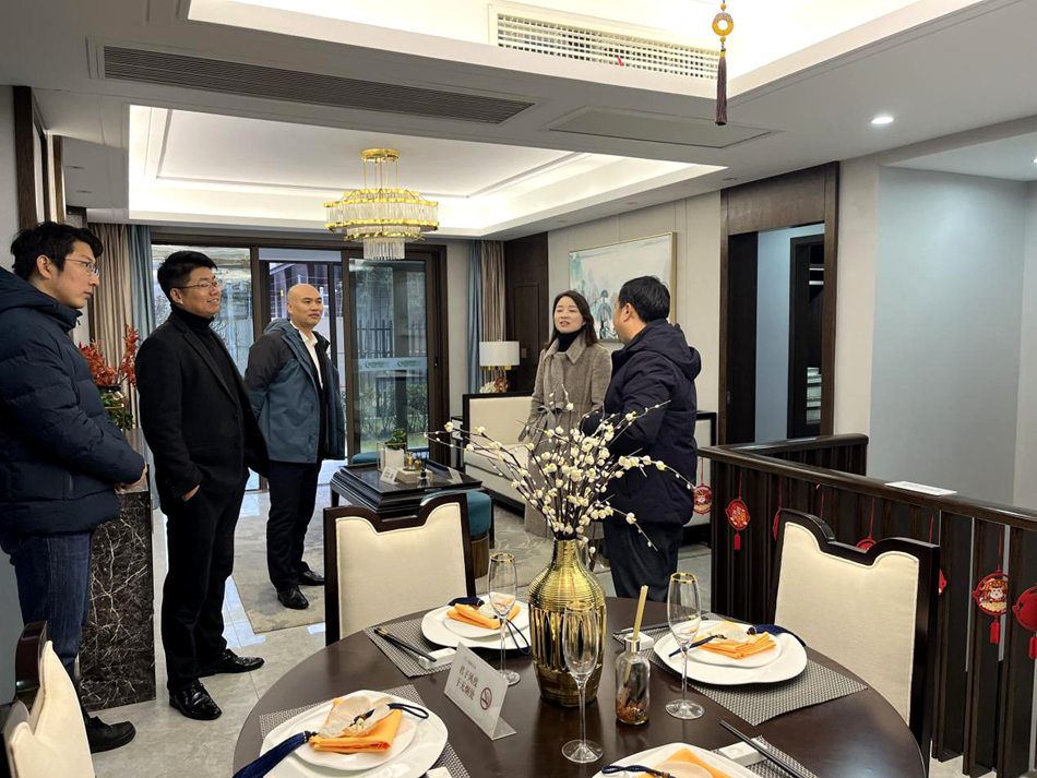365英国上市股份副总司理、安建温顺地产集团党委书记、董事长朱忠明一行赴瑶海公司调研