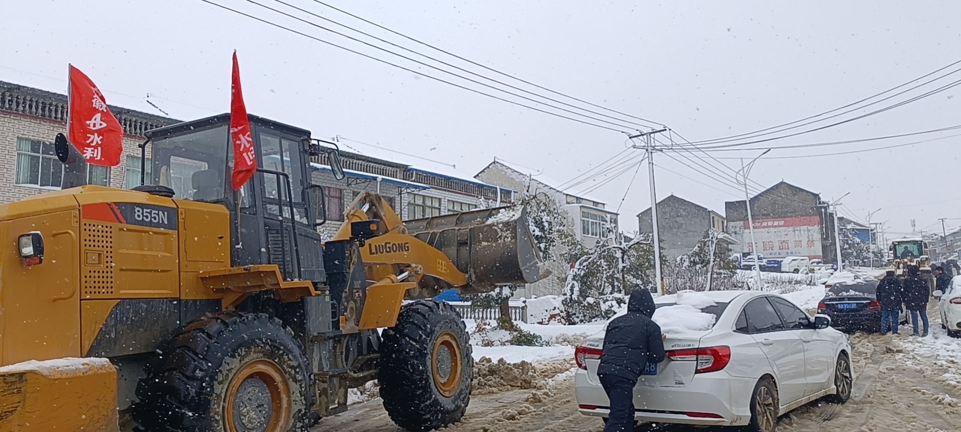 2月7日，，，，，安徽水利望江G35项目组织职员、机械为S237省道除雪保通.jpg