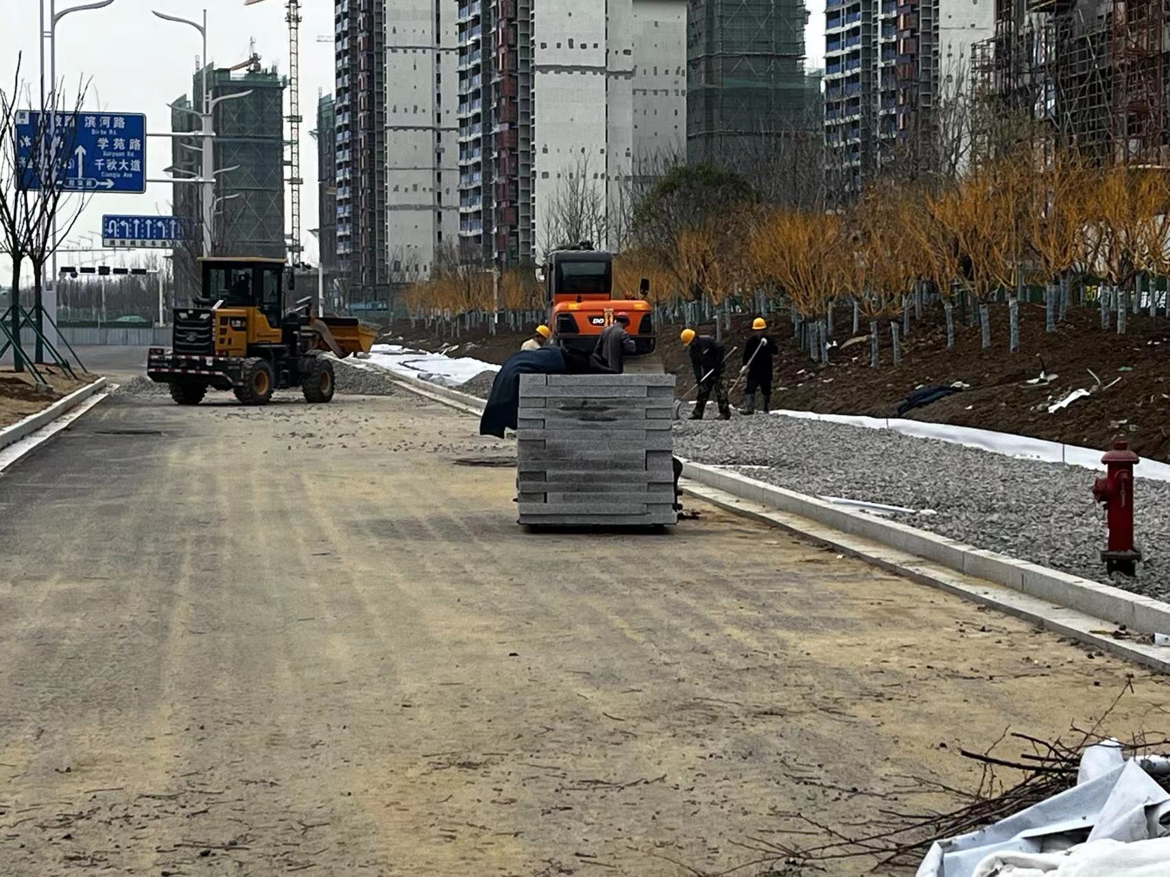 上海公司天长市高铁焦点区建设（开发）项目-天宁大道（经二路-新河路）项目人行道碎石垫层铺设.jpg