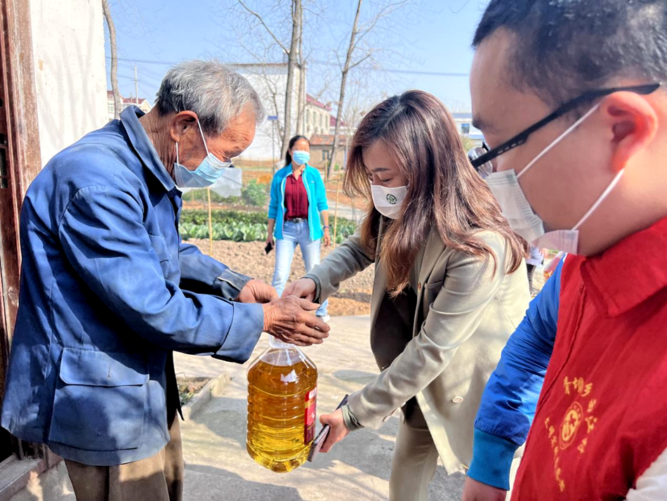学雷锋 践行动 温顺地产开展“学雷锋月”活动 系列报道一：三月学雷锋 眷注慰人心