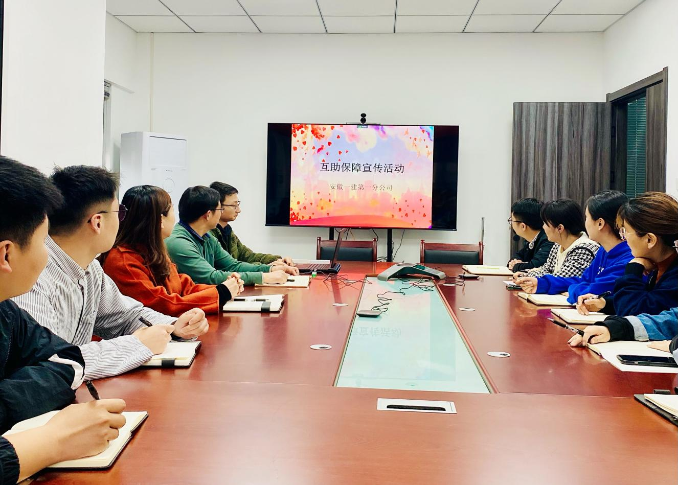 集团各级工会组织开展职工相助包管 宣传活动