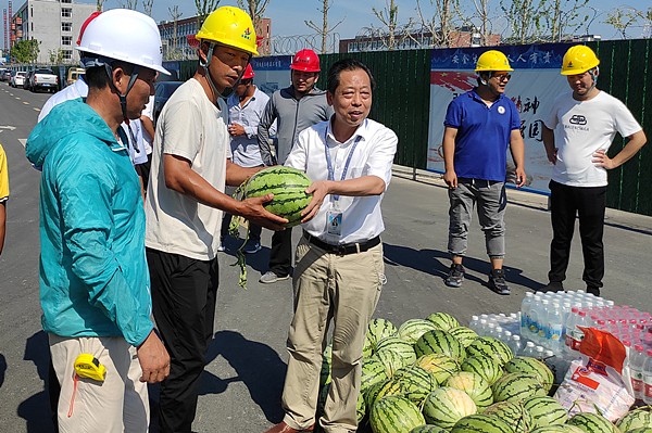 “送清凉，，暖人心”——安徽365英国上市技师学院向导探望慰问水湖校区一线建设者