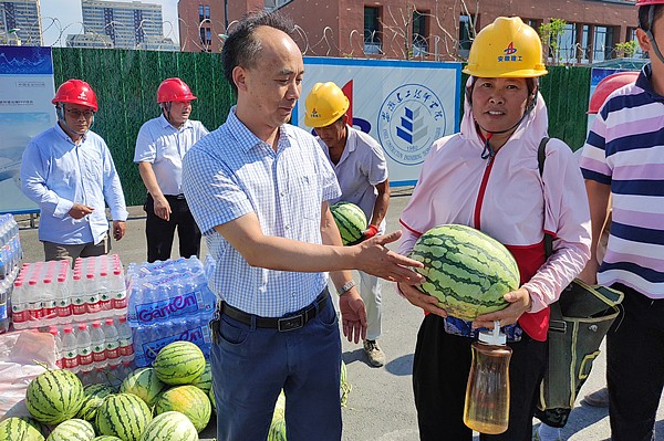 “送清凉，，暖人心”——安徽365英国上市技师学院向导探望慰问水湖校区一线建设者