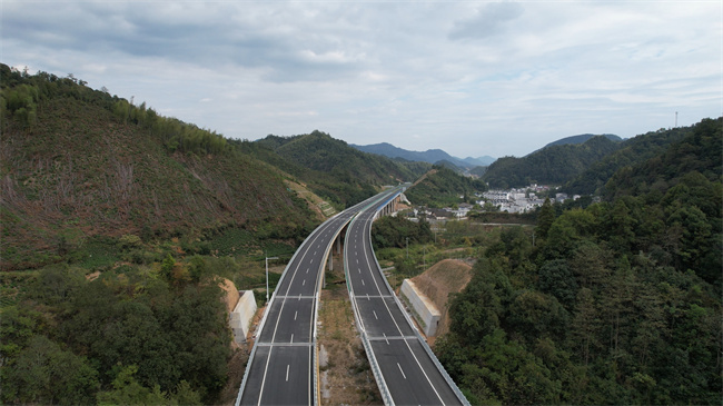 池祁高速公路石台至祁门段顺遂通车