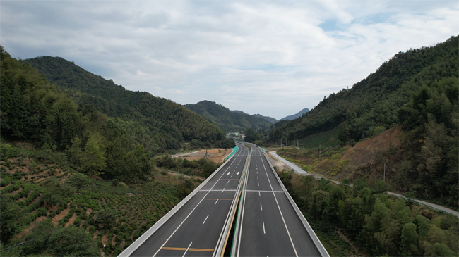 池祁高速公路石台至祁门段顺遂通车