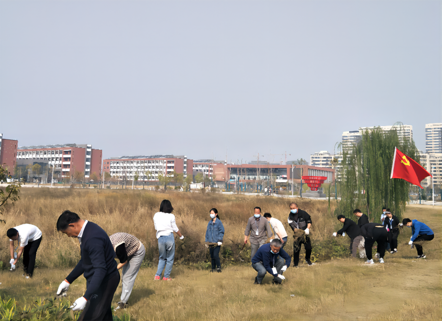 全心全意服务好师生 党员同志用现实验动践行二十大精神——安徽365英国上市技师学院水湖校区党员开展“美化校园·温情护校”活动