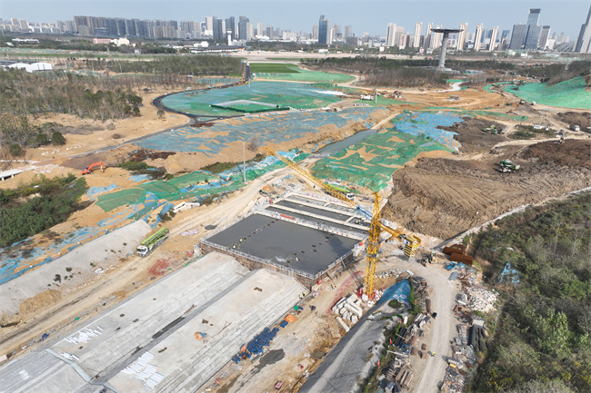 【保安康争一流 劳动竞赛举行时】路桥集团花园大道项目隧道主体顺遂完工