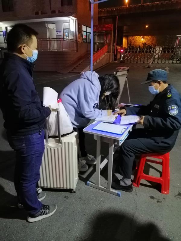 党建引领疫情防控，，，，温情护校在行动系列报道（十七）——为抗疫筑起第一道防火墙的人，，，，记“战疫”中的学校保安们
