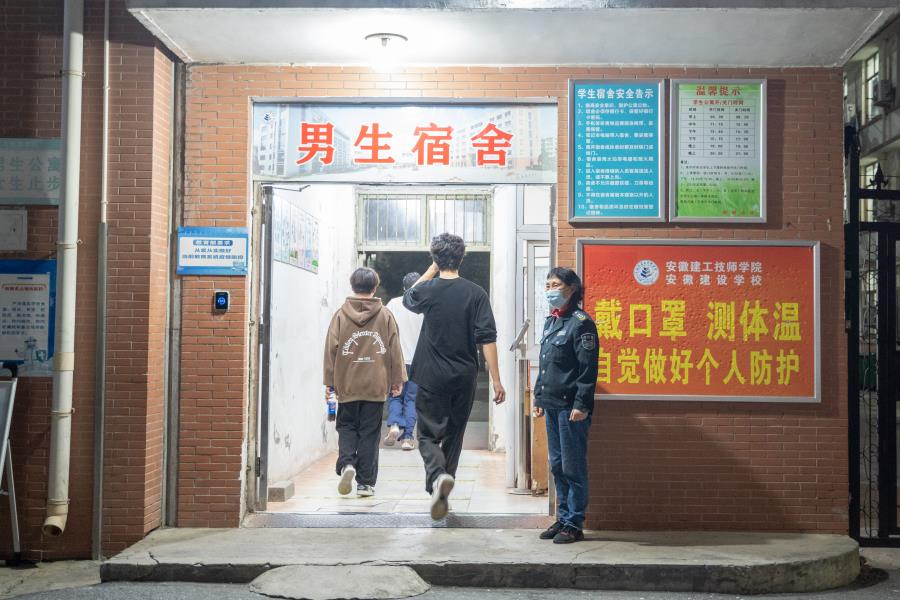 党建引领疫情防控，，，，温情护校在行动系列报道（十七）——为抗疫筑起第一道防火墙的人，，，，记“战疫”中的学校保安们
