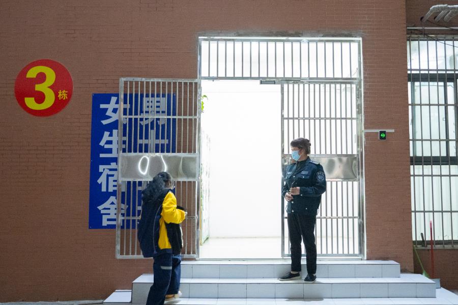 党建引领疫情防控，，，，温情护校在行动系列报道（十七）——为抗疫筑起第一道防火墙的人，，，，记“战疫”中的学校保安们