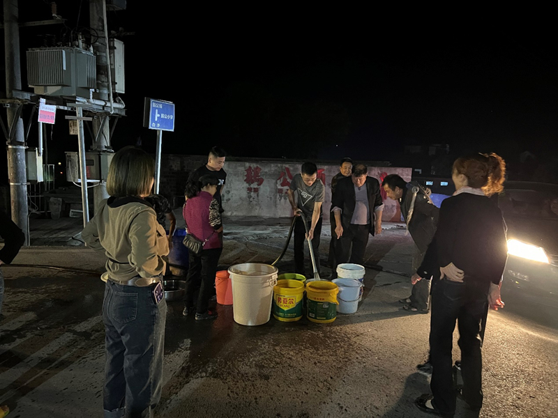 江津鹅公水库项目开展为社区住民送水活动1_副本.jpg