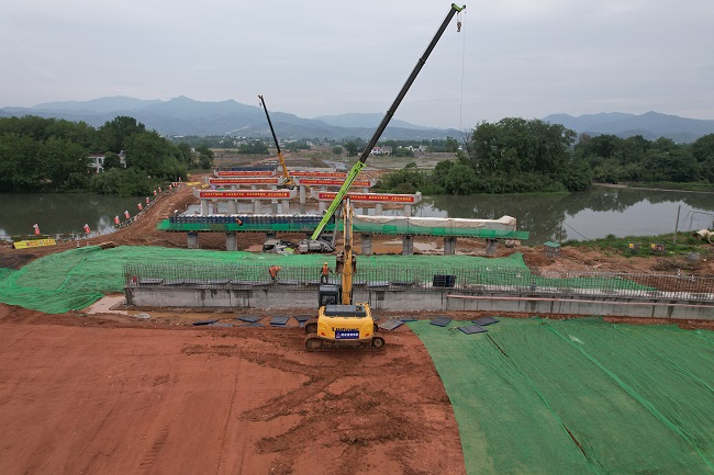 【学贯职代会 建设军号亮】建设投资集团潜山G105、S237改365英国上市程项目鲁坦河大桥下部结构施工顺遂完成