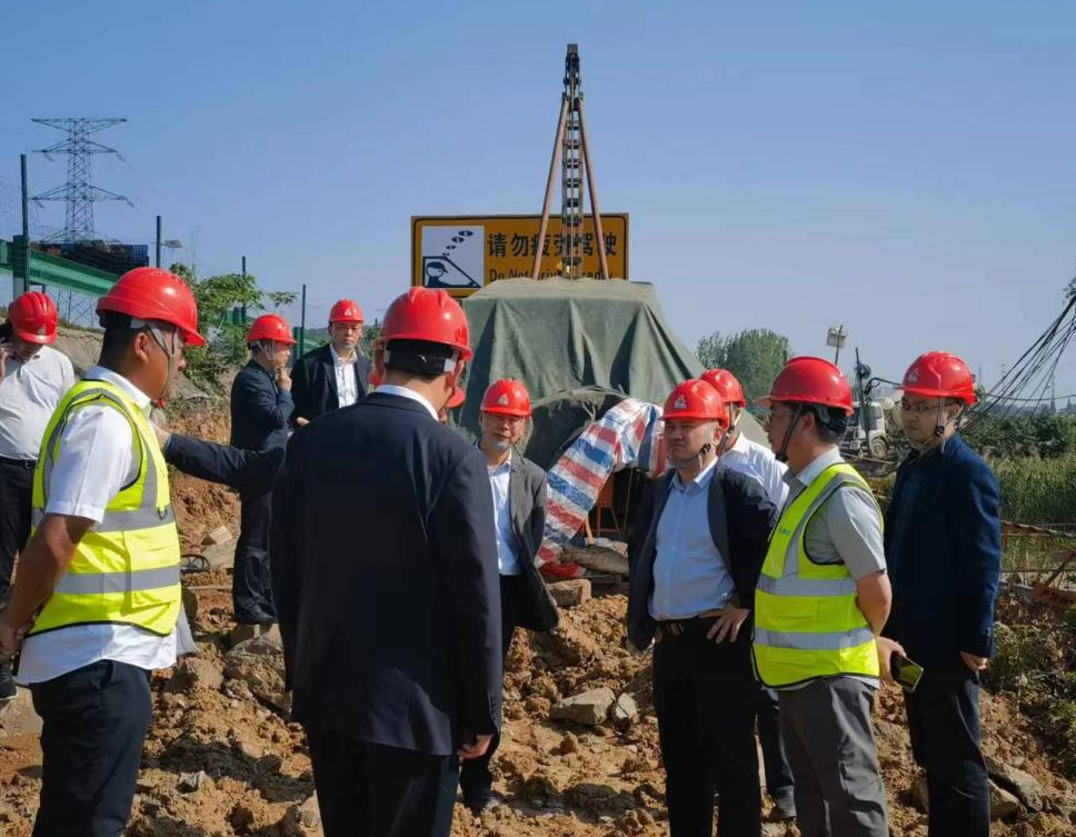 学头脑 强党性 重实践 建新功｜365英国上市路港坚持问题导向，，，为公司高质量生长开路