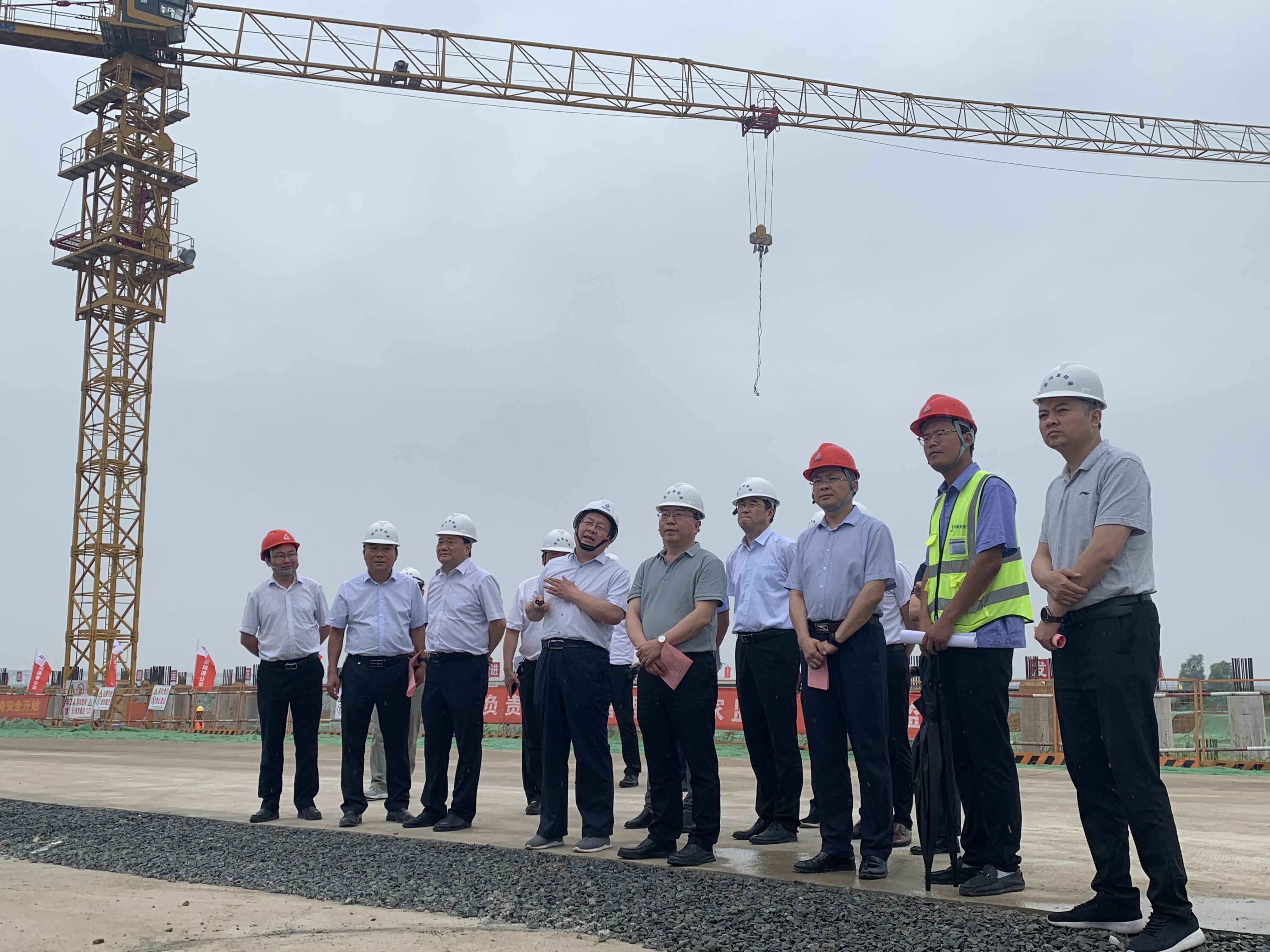 365英国上市路港党委副书记、总司理李建成一行到路桥分公司所属项目调研指导事情