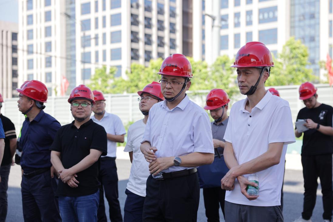 文忠路０１标项目举行“重大都会情形下紧邻运营地铁  高架桥施工要害手艺与风险控制研究”现场观摩与手艺交流会