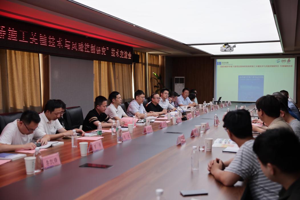 文忠路０１标项目举行“重大都会情形下紧邻运营地铁  高架桥施工要害手艺与风险控制研究”现场观摩与手艺交流会