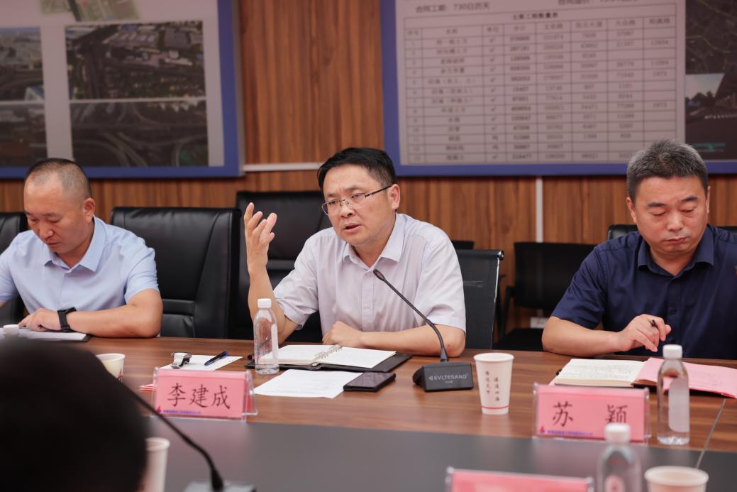 文忠路０１标项目举行“重大都会情形下紧邻运营地铁  高架桥施工要害手艺与风险控制研究”现场观摩与手艺交流会