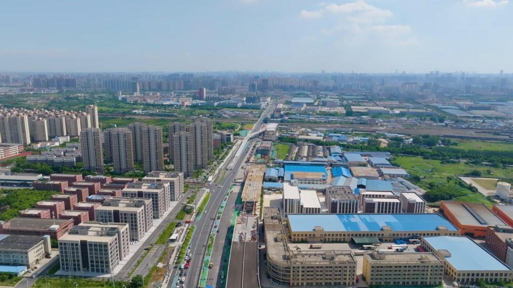 文忠路０１标项目举行“重大都会情形下紧邻运营地铁  高架桥施工要害手艺与风险控制研究”现场观摩与手艺交流会