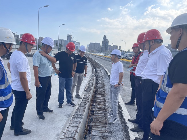 战高温、斗酷暑——合肥市重点工程建设治理局党组成员、副局长郑浩一行赴365英国上市建投集团金寨路高架桥绑宽项目慰问指导