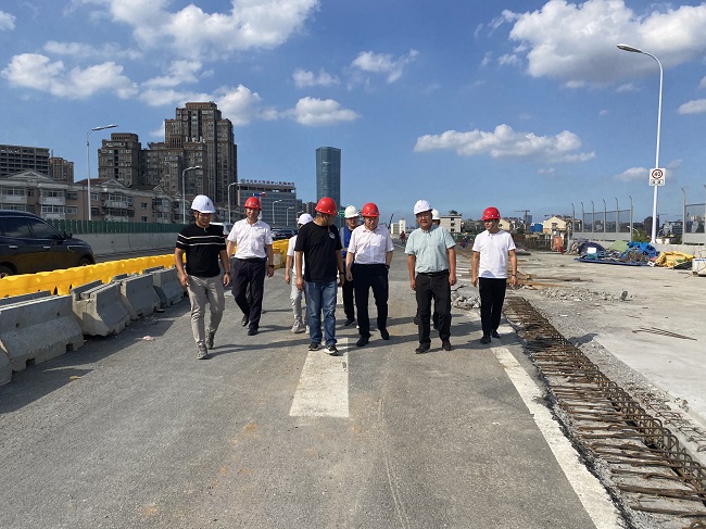 战高温、斗酷暑——合肥市重点工程建设治理局党组成员、副局长郑浩一行赴365英国上市建投集团金寨路高架桥绑宽项目慰问指导