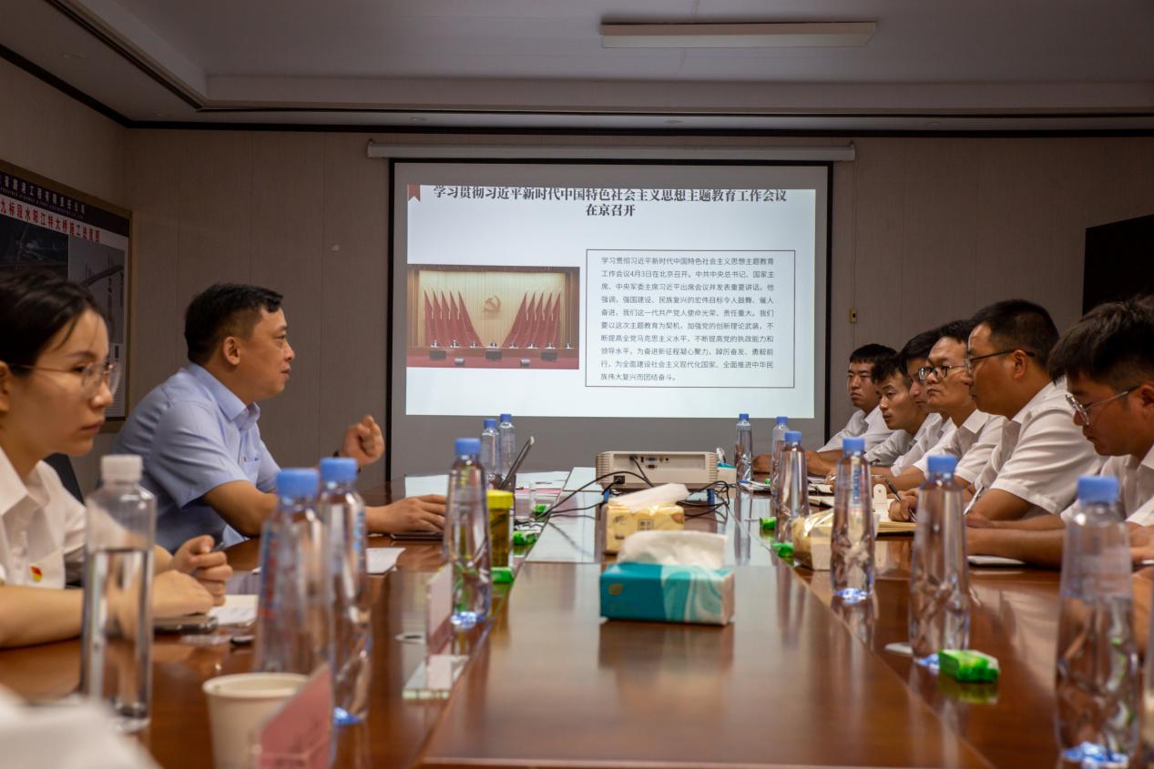 主题教育|365英国上市路港向导班子扎实讲好主题教育专题党课（一）